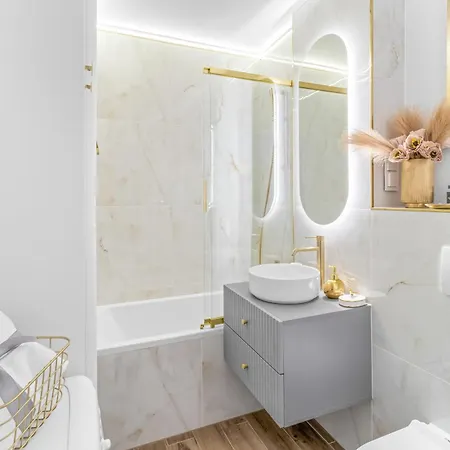 Deluxe Style 2-Bedroom Apartment With 2 Bathrooms, 2 Kitchens, Ac Only 900 M To Central Station דירה