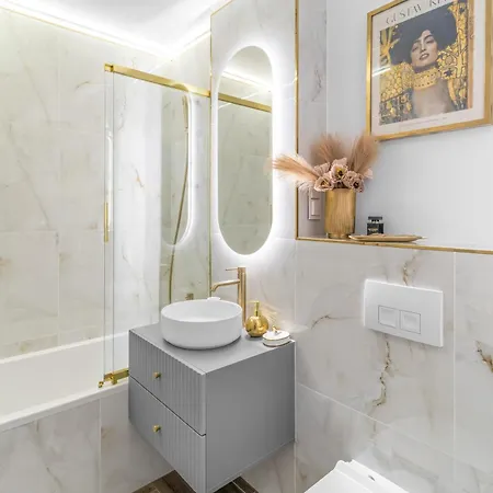 Deluxe Style 2-bedroom With 2 Bathrooms, 2 Kitchens, Ac Only 900 M To Station * Warszawa