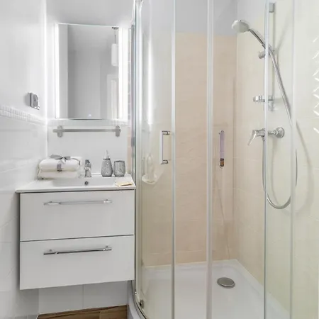 アパート 2 X 1 Bedroom Deluxe With Ac Only 900 M To Station *